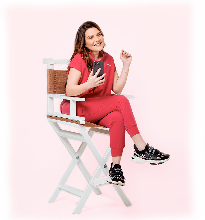 Dra. Jennifer Florez en traje rojo profesional